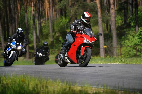 2020 Riga Letónia Motociclista Passeios Bicicleta Desportiva Por Estrada Asfalto — Fotografia de Stock