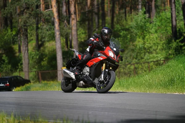 2020 Riga Lettland Motorradfahrer Bei Sport Radtouren Durch Leere Asphaltstraße — Stockfoto