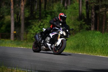 11-05-2020 Riga, Letonya motosikletçisi boş asfalt yolundaki spor bisikletlerinde. spor bisikleti.