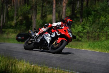 11-05-2020 Riga, Letonya motosikletçisi boş asfalt yolundaki spor bisikletlerinde. spor bisikleti.