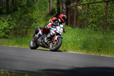 11-05-2020 Riga, Letonya motosikletçisi boş asfalt yolundaki spor bisikletlerinde. spor bisikleti.