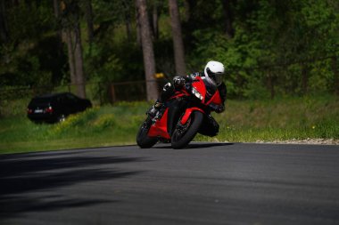 11-05-2020 Riga, Letonya motosikletçisi boş asfalt yolundaki spor bisikletlerinde. spor bisikleti.