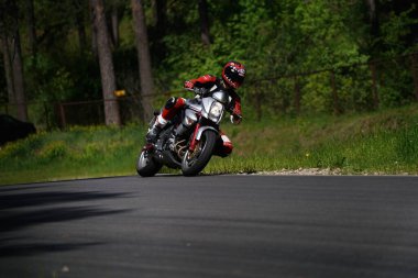 11-05-2020 Riga, Letonya motosikletçisi boş asfalt yolundaki spor bisikletlerinde. spor bisikleti.