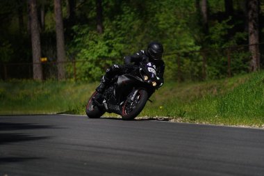 11-05-2020 Riga, Letonya motosikletçisi boş asfalt yolundaki spor bisikletlerinde. spor bisikleti.