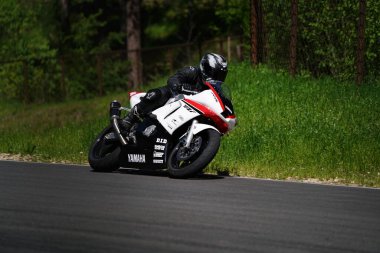 11-05-2020 Riga, Letonya motosikletçisi boş asfalt yolundaki spor bisikletlerinde. spor bisikleti.
