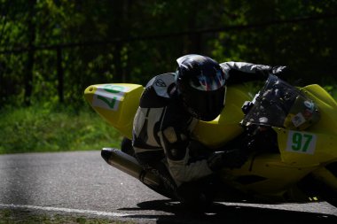 11-05-2020 Riga, Letonya motosikletçisi boş asfalt yolundaki spor bisikletlerinde. spor bisikleti.