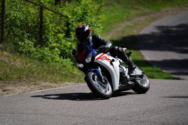 11-05-2020 Riga, Letonya motosikletçisi boş asfalt yolundaki spor bisikletlerinde. spor bisikleti.