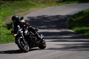 11-05-2020 Riga, Letonya motosikletçisi boş asfalt yolundaki spor bisikletlerinde. spor bisikleti.