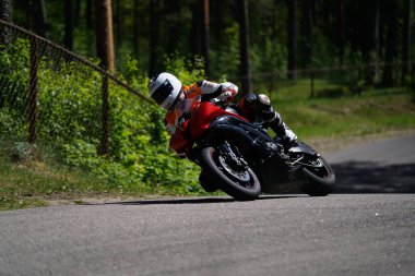 11-05-2020 Riga, Letonya motosikletçisi boş asfalt yolundaki spor bisikletlerinde. spor bisikleti.