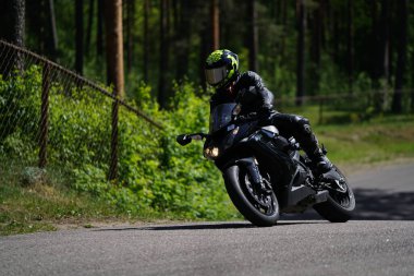 11-05-2020 Riga, Letonya motosikletçisi boş asfalt yolundaki spor bisikletlerinde. spor bisikleti.