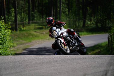 11-05-2020 Riga, Letonya motosikletçisi boş asfalt yolundaki spor bisikletlerinde. spor bisikleti.