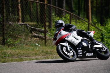 11-05-2020 Riga, Letonya motosikletçisi boş asfalt yolundaki spor bisikletlerinde. spor bisikleti.