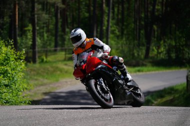 11-05-2020 Riga, Letonya motosikletçisi boş asfalt yolundaki spor bisikletlerinde. spor bisikleti.