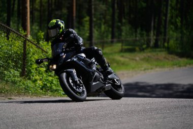 11-05-2020 Riga, Letonya motosikletçisi boş asfalt yolundaki spor bisikletlerinde. spor bisikleti.