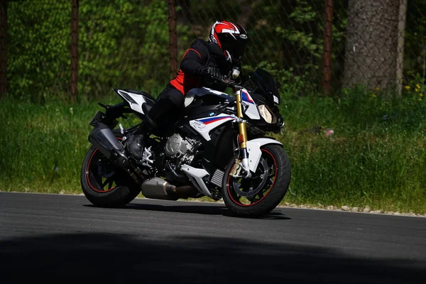 2020 Riga Letónia Motociclista Passeios Bicicleta Desportiva Por Estrada Asfalto — Fotografia de Stock