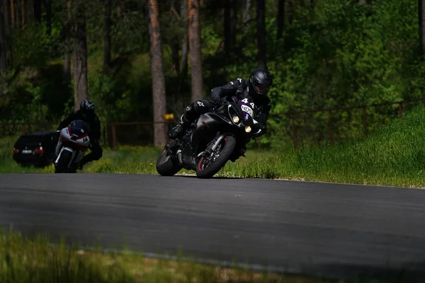 2020ラトビアのリガ空のアスファルトの道路でスポーツバイクの乗り物でオートバイ スポーツバイク — ストック写真