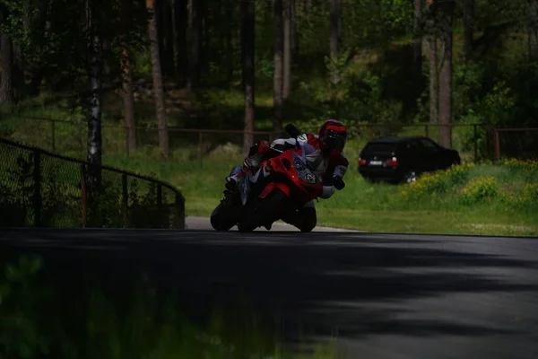 2020ラトビアのリガ空のアスファルトの道路でスポーツバイクの乗り物でオートバイ スポーツバイク — ストック写真