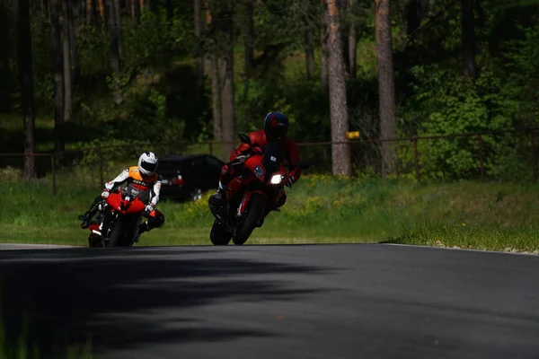 2020 Riga Lettland Motorradfahrer Bei Sport Radtouren Durch Leere Asphaltstraße — Stockfoto