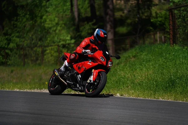 2020 Riga Latvia Motorcyclist Sport Bike Ride Empty Asphalt Road — 스톡 사진