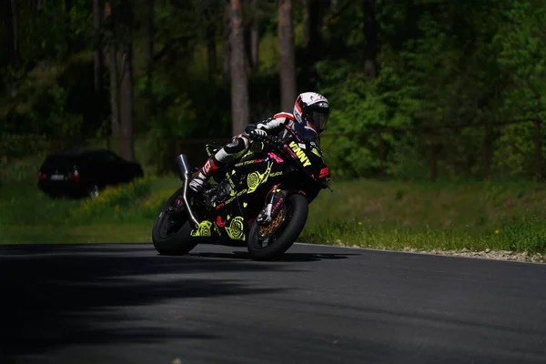 2020 Riga Lettland Motorradfahrer Bei Sport Radtouren Durch Leere Asphaltstraße — Stockfoto