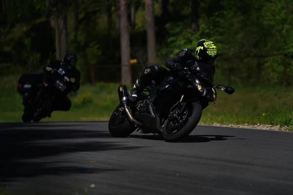 2020 Riga Lettland Motorradfahrer Bei Sport Radtouren Durch Leere Asphaltstraße — Stockfoto