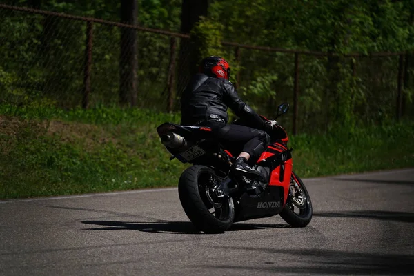 2020 Riga Letónia Motociclista Passeios Bicicleta Desportiva Por Estrada Asfalto — Fotografia de Stock