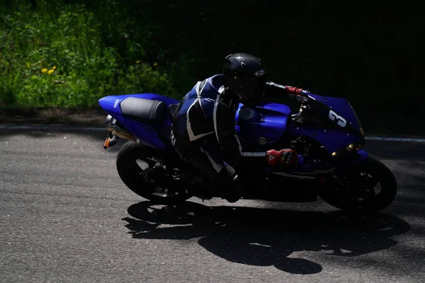 2020 Riga Letónia Motociclista Passeios Bicicleta Desportiva Por Estrada Asfalto — Fotografia de Stock