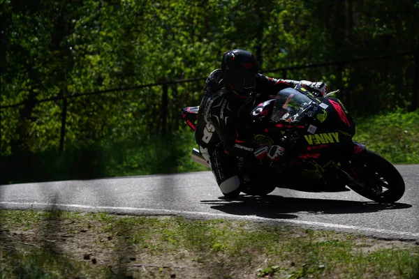 2020 Riga Lettland Motorradfahrer Bei Sport Radtouren Durch Leere Asphaltstraße — Stockfoto