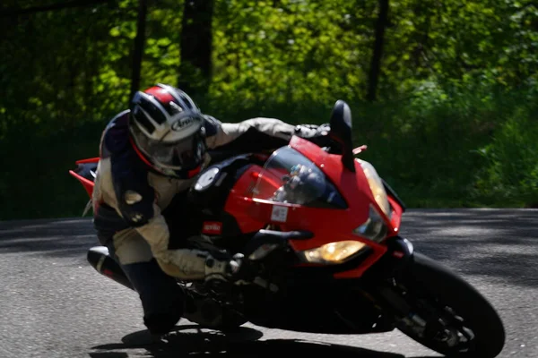 2020ラトビアのリガ空のアスファルトの道路でスポーツバイクの乗り物でオートバイ スポーツバイク — ストック写真