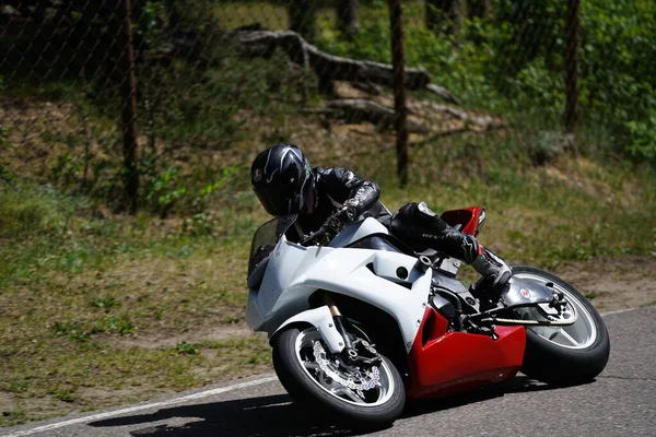 2020 Riga Letonya Motosikletçisi Boş Asfalt Yolundaki Spor Bisikletlerinde Spor — Stok fotoğraf