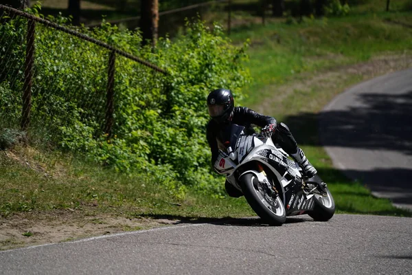 2020 Riga Lettonia Motociclista Giri Bicicletta Sportiva Strada Asfaltata Vuota — Foto Stock