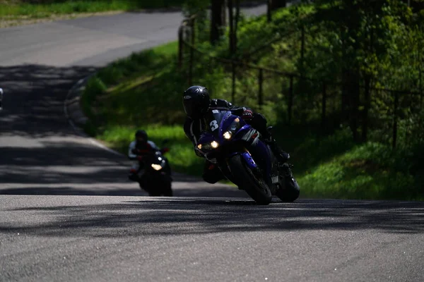 2020 Riga Letónia Motociclista Passeios Bicicleta Desportiva Por Estrada Asfalto — Fotografia de Stock