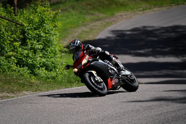 2020 Riga Lettland Motorradfahrer Bei Sport Radtouren Durch Leere Asphaltstraße — Stockfoto