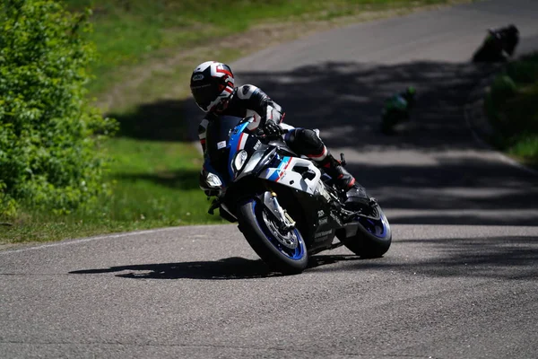 2020 Riga Letónia Motociclista Passeios Bicicleta Desportiva Por Estrada Asfalto — Fotografia de Stock