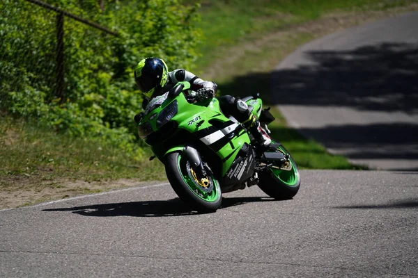 2020 Riga Lettonie Motocycliste Sur Route Asphaltée Vide Vélo Sport — Photo