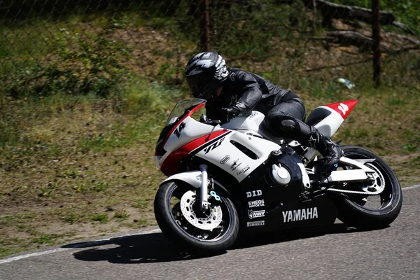 2020ラトビアのリガ空のアスファルトの道路でスポーツバイクの乗り物でオートバイ スポーツバイク — ストック写真