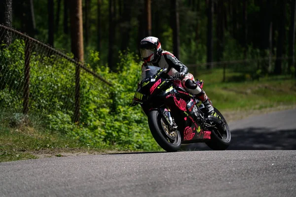2020 Riga Lettland Motorradfahrer Bei Sport Radtouren Durch Leere Asphaltstraße — Stockfoto