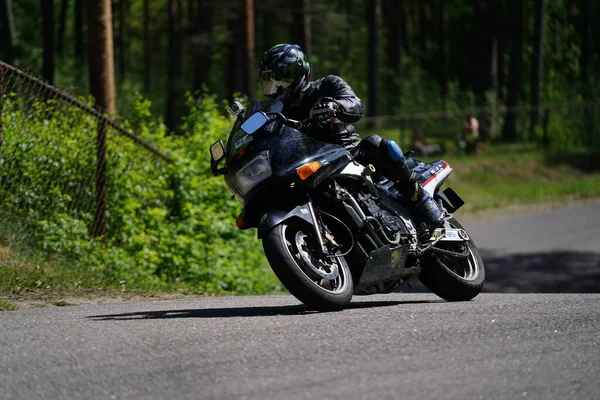 2020 Ryga Łotwa Motocyklista Rowerze Sportowym Jeździ Pustą Asfaltową Drogą — Zdjęcie stockowe