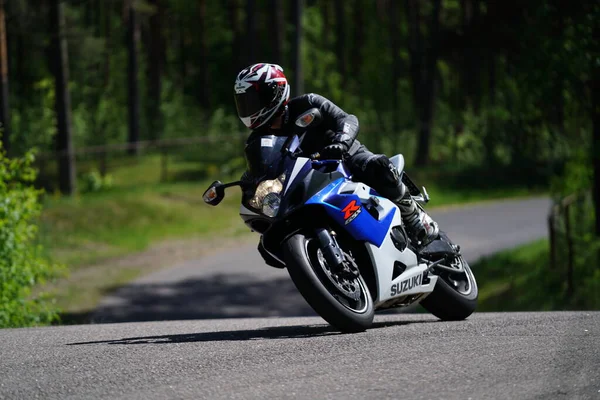 2020 Рига Латвійська Мотоциклістка Спортивних Велосипедах Порожній Асфальтовій Дорозі Спортивний — стокове фото