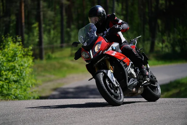 2020 Riga Latvia Motorcyclist Sport Bike Rides Empty Asphalt Road — Stock Photo, Image