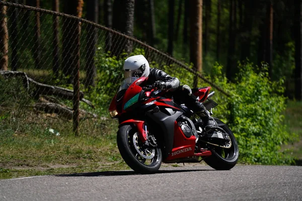 2020 Riga Letonia Motociclista Paseos Bicicleta Deportiva Por Carretera Asfalto — Foto de Stock