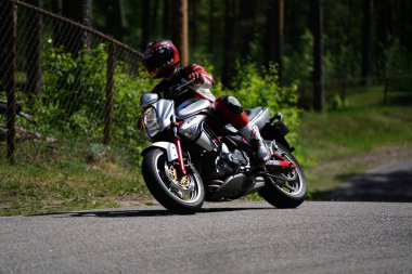 11-05-2020 Riga, Letonya motosikletçisi boş asfalt yolundaki spor bisikletlerinde. spor bisikleti.
