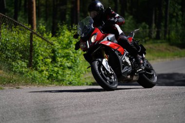 11-05-2020 Riga, Letonya motosikletçisi boş asfalt yolundaki spor bisikletlerinde. spor bisikleti.