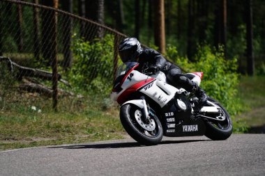 11-05-2020 Riga, Letonya motosikletçisi boş asfalt yolundaki spor bisikletlerinde. spor bisikleti.