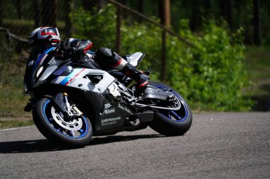 11-05-2020 Riga, Letonya motosikletçisi boş asfalt yolundaki spor bisikletlerinde. spor bisikleti.