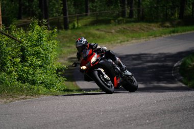 11-05-2020 Riga, Letonya motosikletçisi boş asfalt yolundaki spor bisikletlerinde. spor bisikleti.