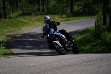 11-05-2020 Riga, Letonya motosikletçisi boş asfalt yolundaki spor bisikletlerinde. spor bisikleti.