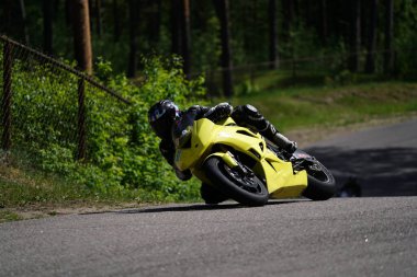 11-05-2020 Riga, Letonya motosikletçisi boş asfalt yolundaki spor bisikletlerinde. spor bisikleti.