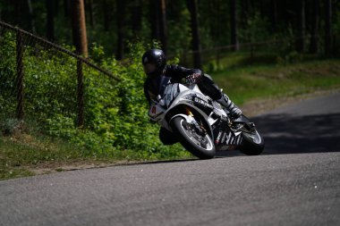 11-05-2020 Riga, Letonya motosikletçisi boş asfalt yolundaki spor bisikletlerinde. spor bisikleti.