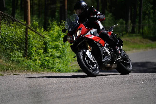 2020 Riga Lettland Motorradfahrer Bei Sport Radtouren Durch Leere Asphaltstraße — Stockfoto